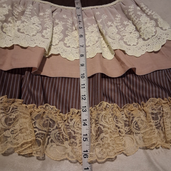 RQ BL- High-Low Lace Layered Skirt in Beige and Cream - Picture 6 of 15